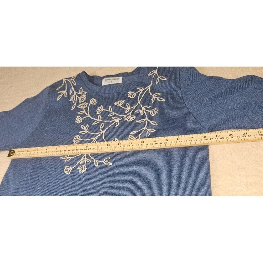 Vintage Alfred Dunner Womens Medium Blue Floral Embroidered Sweater Top USA